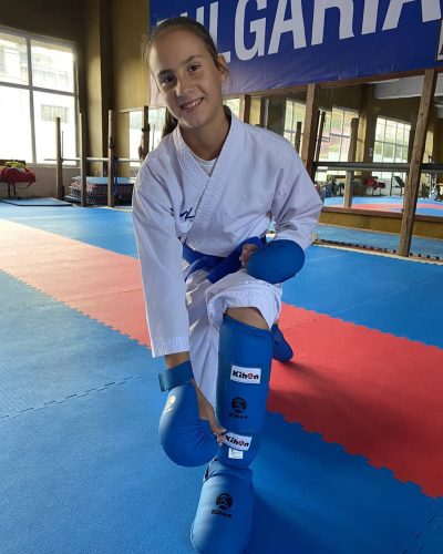 Lábfejes lábszárvédő szett (1 db piros + 1 db kék) - KIHON 